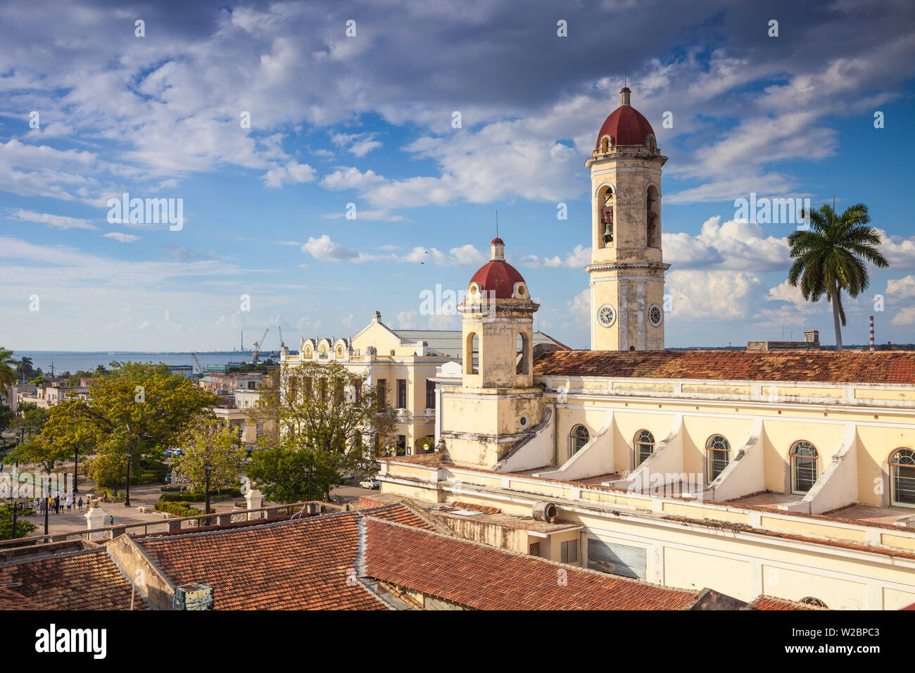 Cuba, Cienfuegos, Parque Marti, vista della Catedral de la Purisima Concepcion, nella distanza è Teatro Tomas Terry Foto Stock