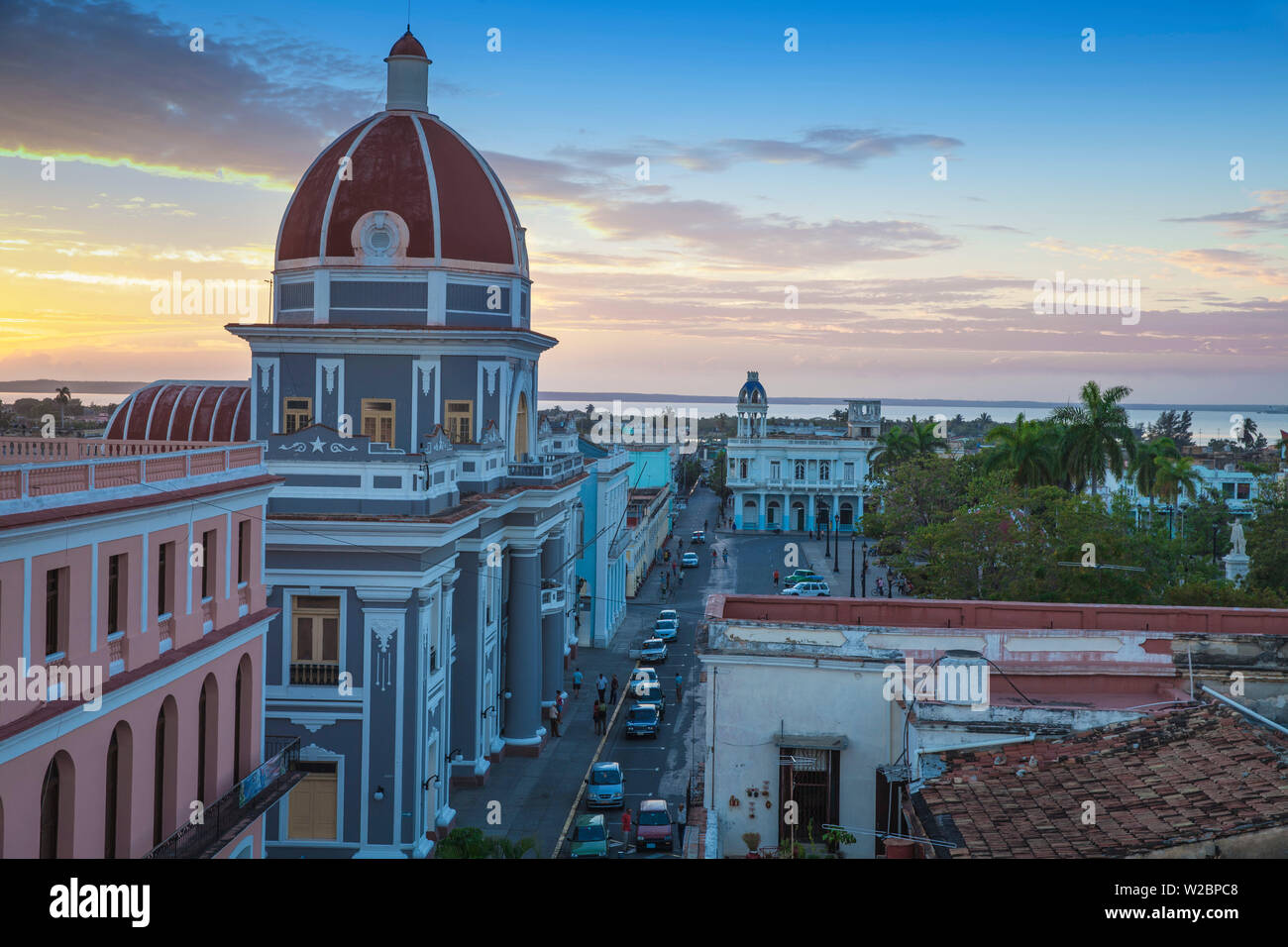 Cuba, Cienfuegos, Parque MartÃ- , vista del Palacio de Gobierno - ora il Municipio Foto Stock