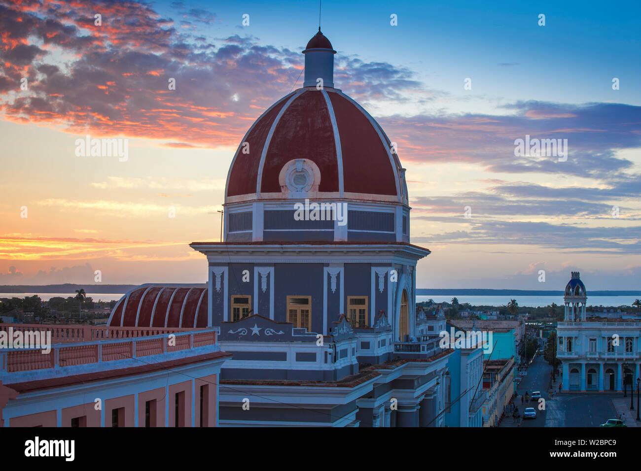 Cuba, Cienfuegos, Parque MartÃ- , vista del Palacio de Gobierno - ora il Municipio Foto Stock
