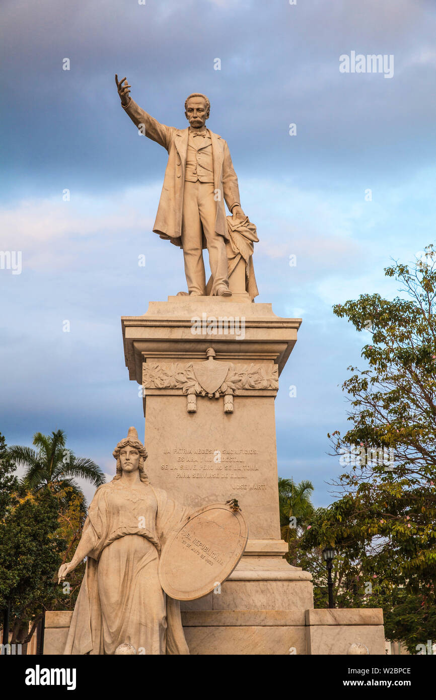 Cuba, Cienfuegos, Parque MartÃ-, statua in marmo di Jose Marti - un rivoluzionario cubano e intellettuale Foto Stock
