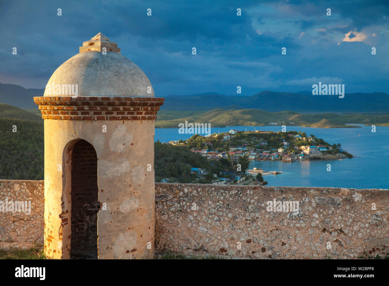 Cuba Santiago de Cuba Provincia di Santiago di Cuba, faro di Castillo de San Pedro de la Roca del Morro (Castillo del Morro) - ora la sede del Museo de la PiraterÃ-a â€" museo pirata Foto Stock
