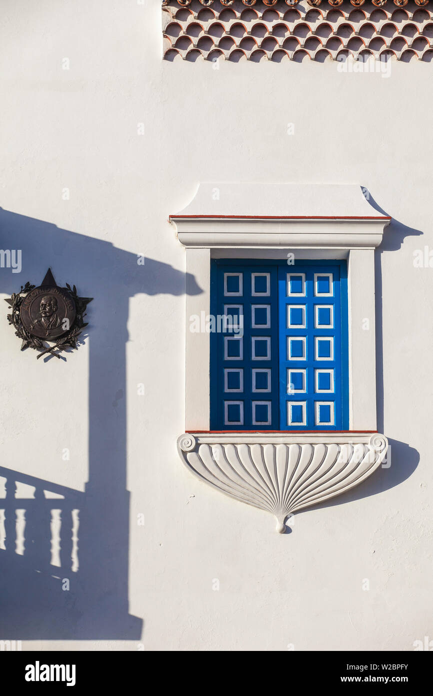 Cuba Santiago de Cuba Provincia di Santiago di Cuba, Parque Cespedes (piazza principale) guardando verso il municipio e la casa del governatore, dove Fidel Castro ha parlato per la prima volta alla popolazione, 1 gennaio 1959, il giorno della vittoria della Rivoluzione Foto Stock