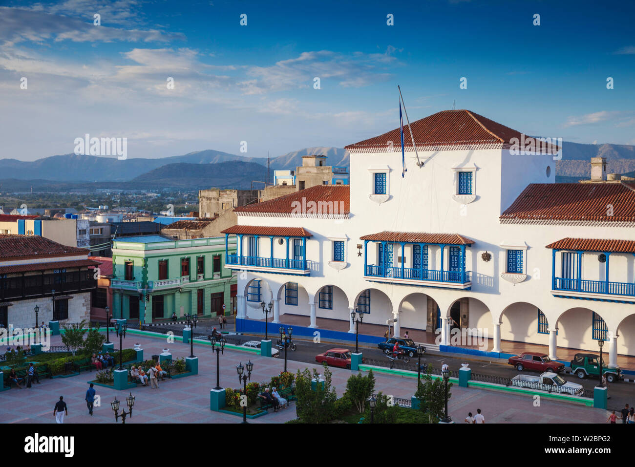 Cuba Santiago de Cuba Provincia di Santiago di Cuba, Parque Cespedes (piazza principale) guardando verso il municipio e la casa del governatore, dove Fidel Castro ha parlato per la prima volta alla popolazione, 1 gennaio 1959, il giorno della vittoria della Rivoluzione Foto Stock