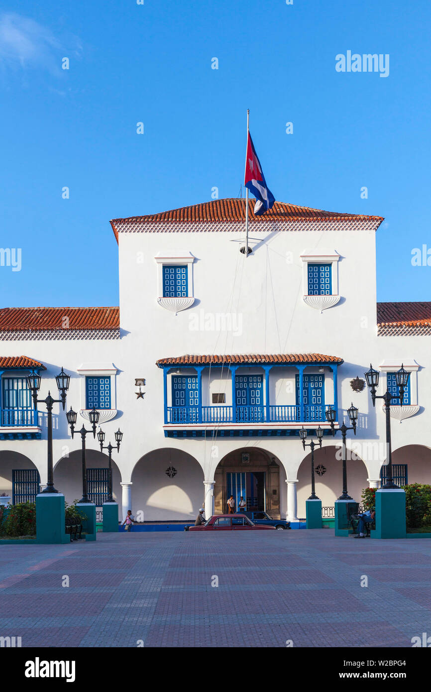 Cuba Santiago de Cuba Provincia di Santiago di Cuba, Parque Cespedes (piazza principale) guardando verso il municipio e la casa del governatore, dove Fidel Castro ha parlato per la prima volta alla popolazione, 1 gennaio 1959, il giorno della vittoria della Rivoluzione Foto Stock