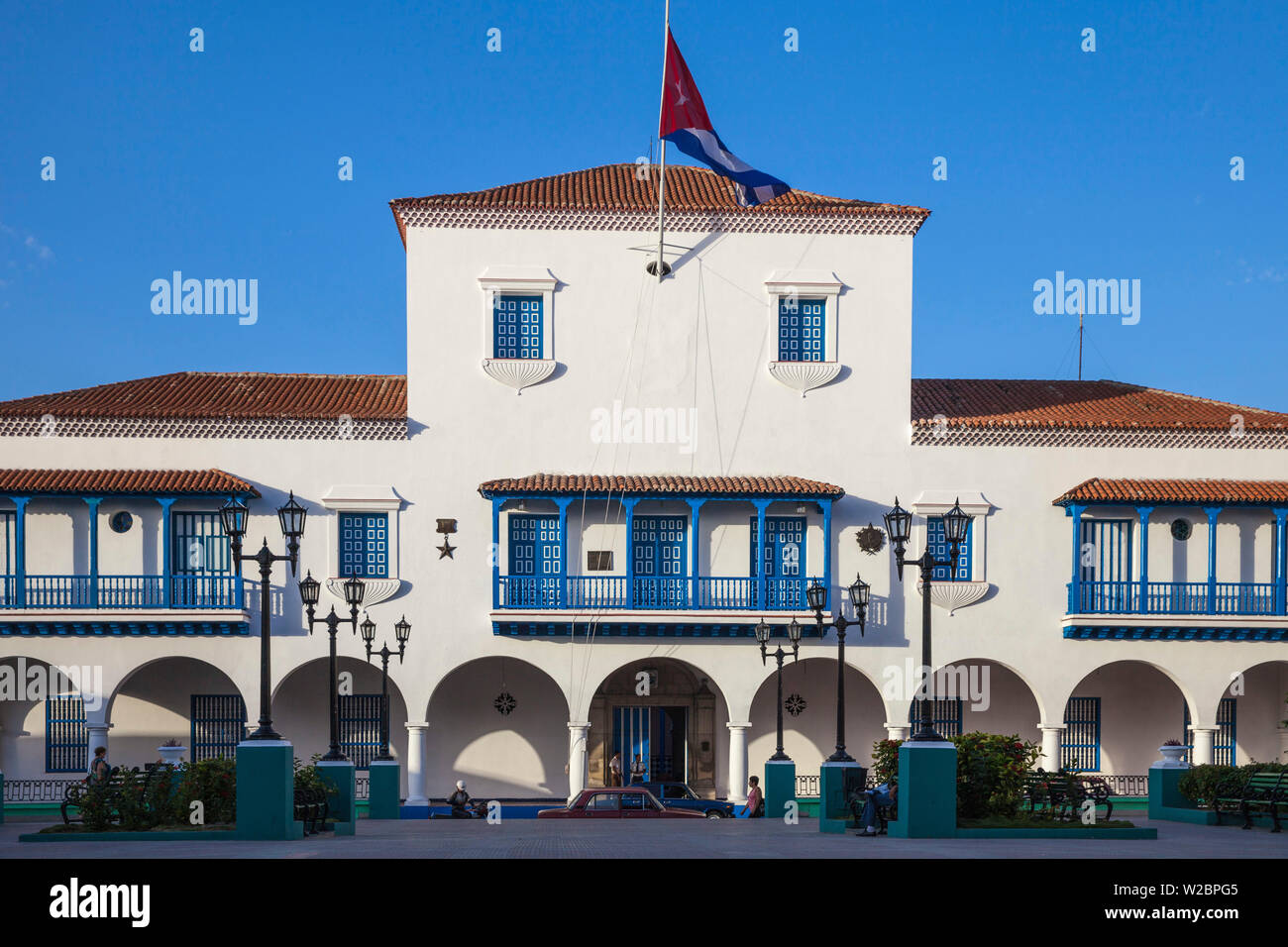 Cuba Santiago de Cuba Provincia di Santiago di Cuba, Parque Cespedes (piazza principale) guardando verso il municipio e la casa del governatore, dove Fidel Castro ha parlato per la prima volta alla popolazione, 1 gennaio 1959, il giorno della vittoria della Rivoluzione Foto Stock