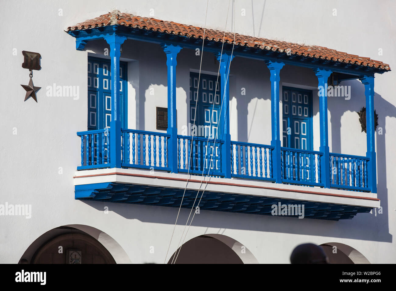 Cuba Santiago de Cuba Provincia di Santiago di Cuba, Parque Cespedes (piazza principale) guardando verso il municipio e la casa del governatore, dove Fidel Castro ha parlato per la prima volta alla popolazione, 1 gennaio 1959, il giorno della vittoria della Rivoluzione Foto Stock