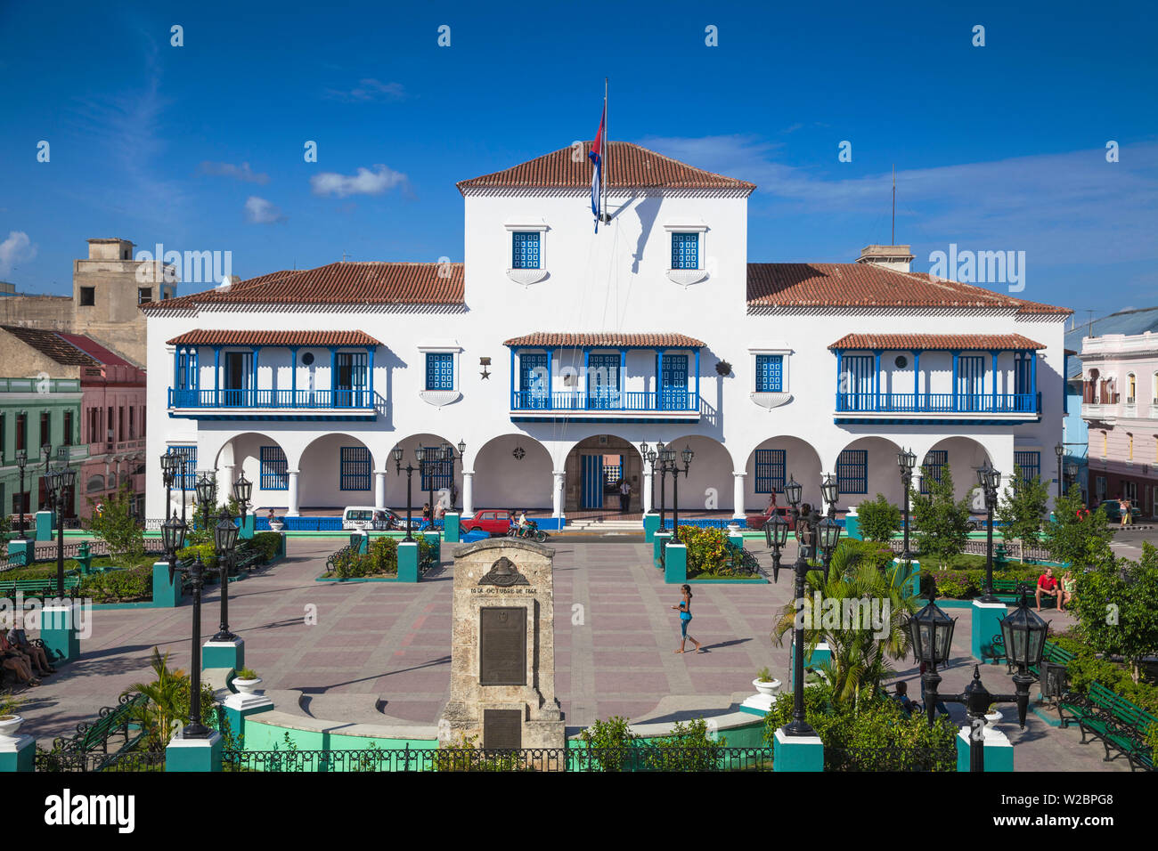 Cuba Santiago de Cuba Provincia di Santiago di Cuba, Parque Cespedes (piazza principale) guardando verso il municipio e la casa del governatore, dove Fidel Castro ha parlato per la prima volta alla popolazione, 1 gennaio 1959, il giorno della vittoria della Rivoluzione Foto Stock