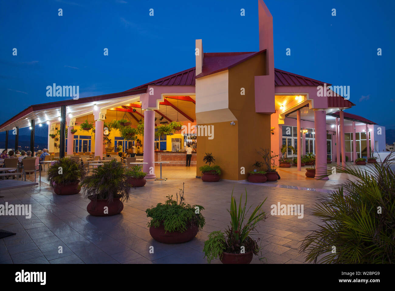 Cuba Santiago de Cuba Provincia di Santiago di Cuba, Parque Cespedes (piazza principale) terrazza sul tetto dell'Hotel Casa Granda - dove Graham Green è venuto a negli anni cinquanta per intervistare Fidel Castro Foto Stock