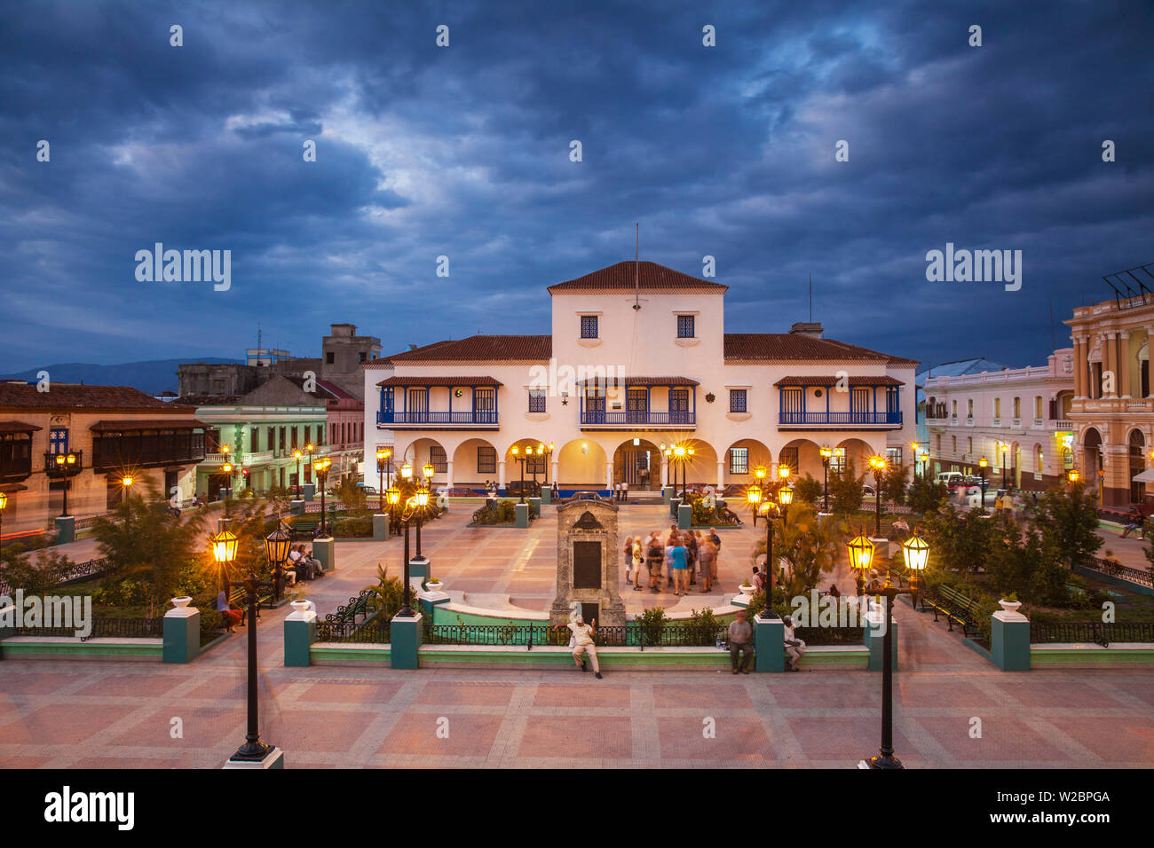 Cuba Santiago de Cuba Provincia di Santiago di Cuba, Parque Cespedes (piazza principale) guardando verso il municipio e la casa del governatore, a sinistra si trova il Museo Casa de Diego VelÃ¡zquez, la più antica casa di Cuba Foto Stock