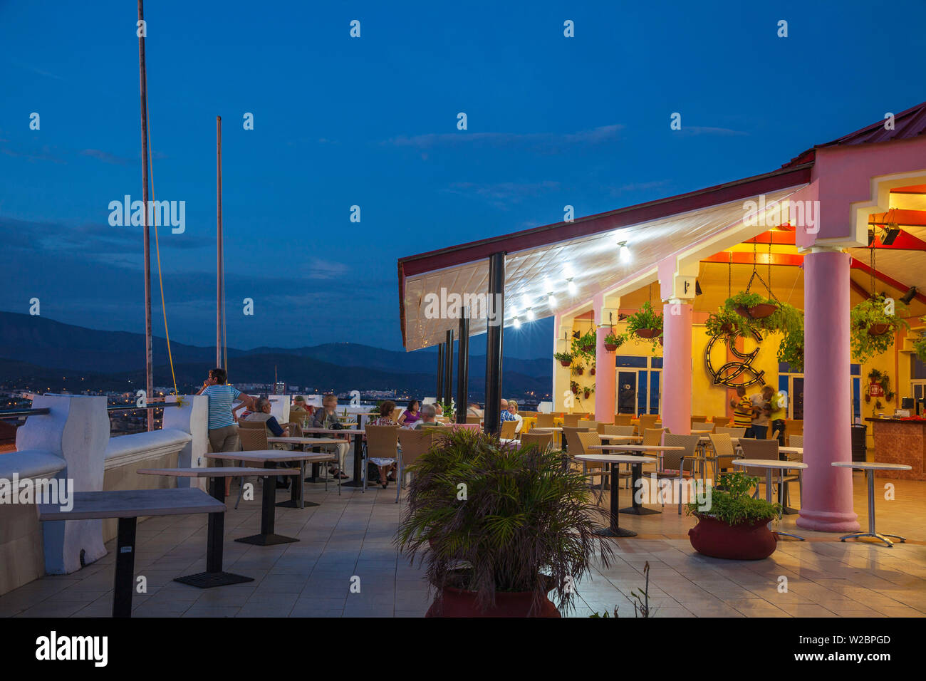 Cuba Santiago de Cuba Provincia di Santiago di Cuba, Parque Cespedes (piazza principale) terrazza sul tetto dell'Hotel Casa Granda - dove Graham Green è venuto a negli anni cinquanta per intervistare Fidel Castro Foto Stock