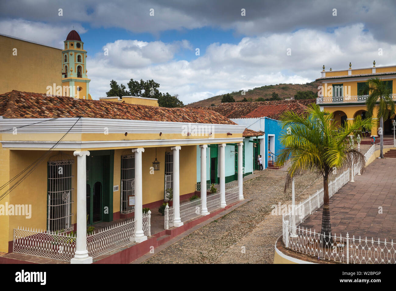 Cuba, Trinidad, Plaza Mayor, vista del Museo de ArqueologÃ-a - Museo di Guamuhaya Archeologyon, nella distanza è il Palazzo Brunet ora il Museo Romantico Foto Stock