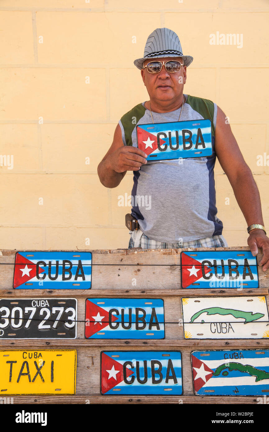 Cuba, Trinidad, uomo cubano di vendita le targhe delle auto Foto Stock