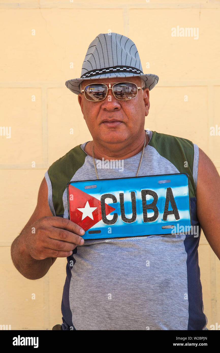 Cuba, Trinidad, uomo cubano di vendita numero di targa Foto Stock