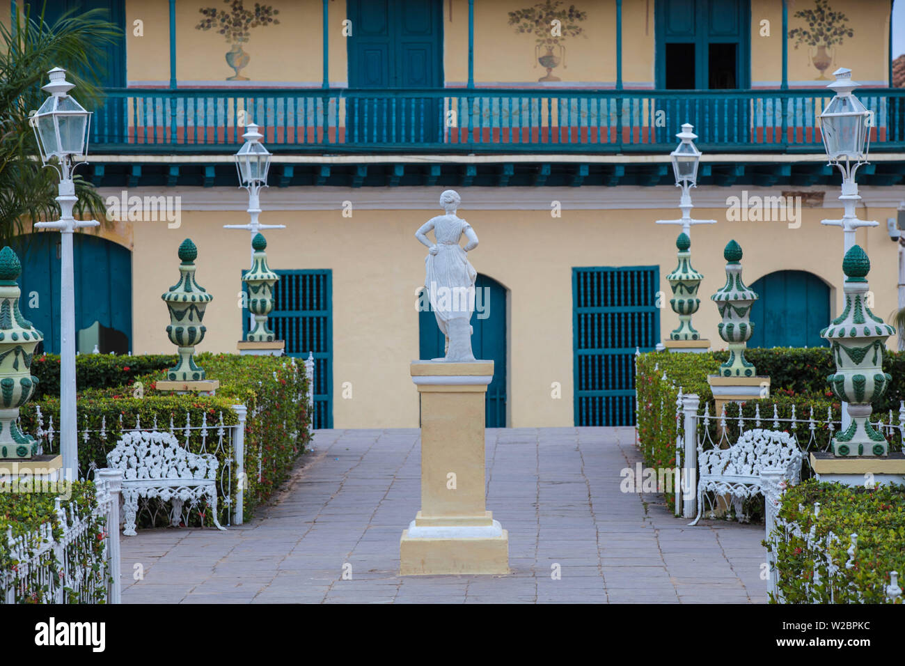 Cuba, Trinidad, Plaza Mayor, Galeria de Arte presso l'ex Palacio Ortiz - La Casa de Aldeman Ortiz - un palazzo coloniale dal 1809 che è stato originariamente costruito per Ortiz de Zuniga, un commerciante di schiavi e sindaco di Trinidad. Foto Stock