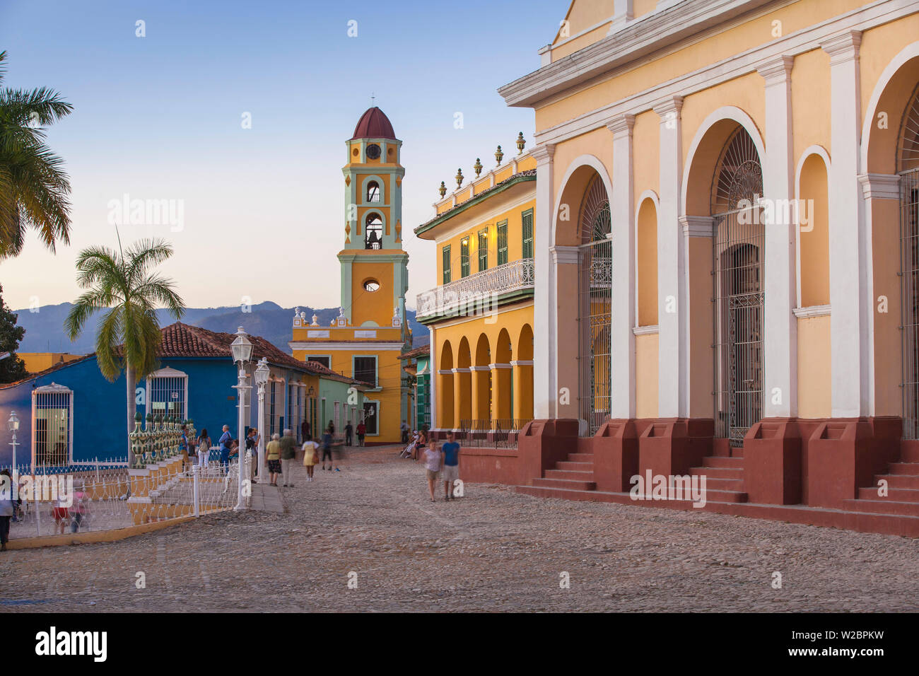 Cuba, Trinidad, Plaza Mayor, il Museo Romantico e Museo National de la lucha contra Bandidos - ex convento di San Francisco de AsÃ-si Foto Stock