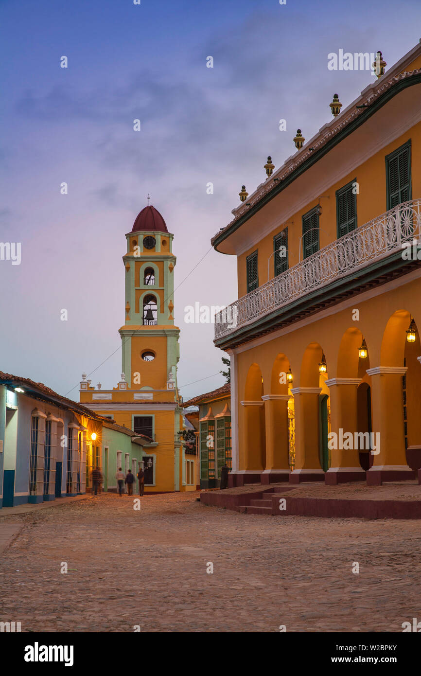 Cuba, Trinidad, Plaza Mayor, il Museo Romantico e Museo National de la lucha contra Bandidos - ex convento di San Francisco de AsÃ-si Foto Stock