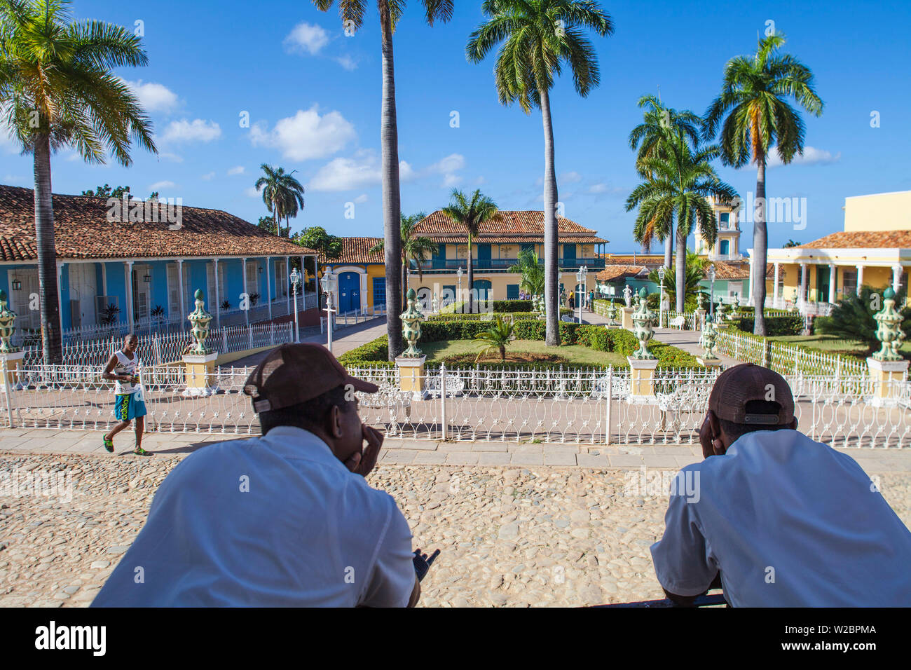 Cuba, Trinidad, due guardie di sicurezza cercare in Plaza Mayor Foto Stock