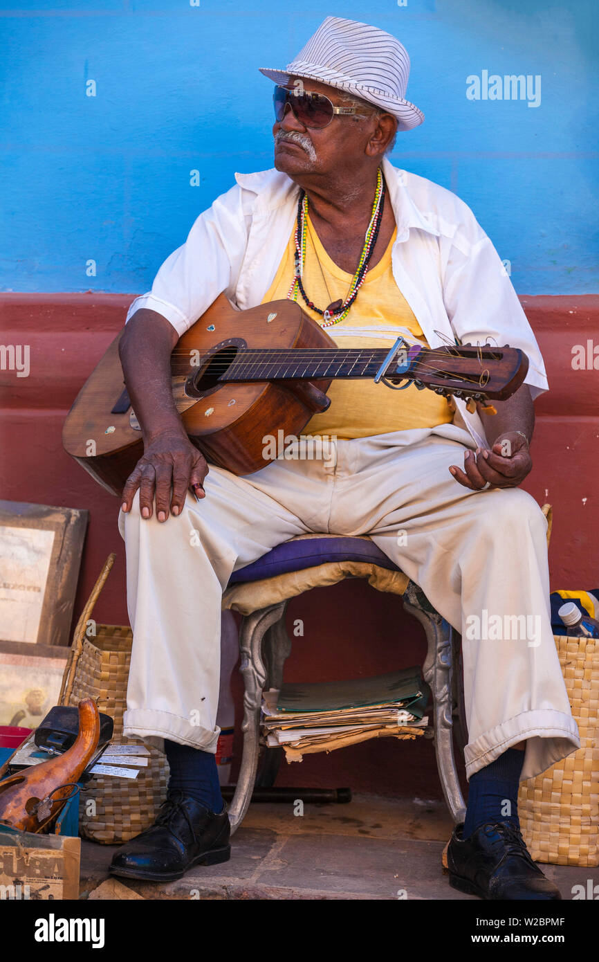 Cuba, Trinidad, musicista di strada nel centro storico Foto Stock