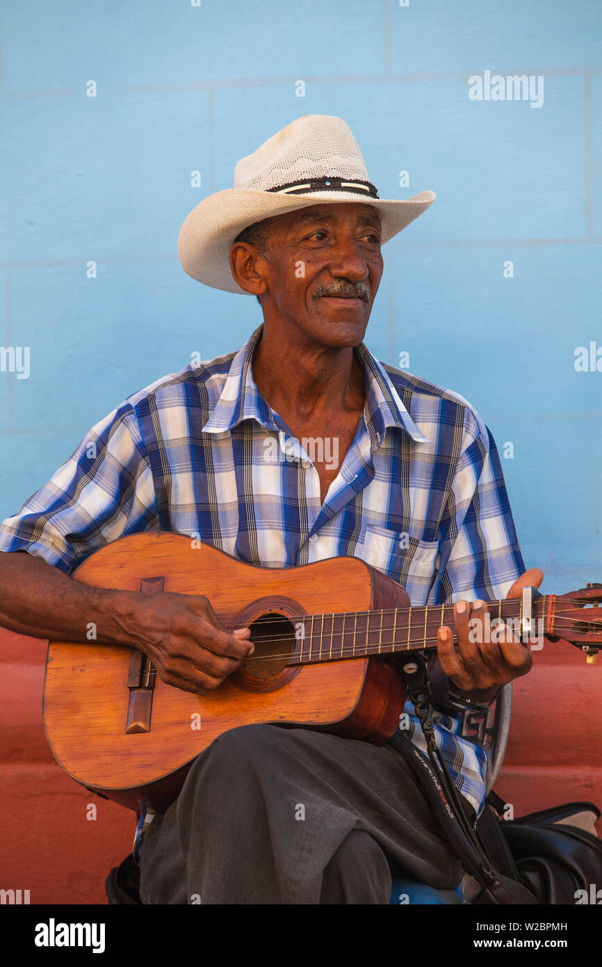Cuba, Trinidad, musicista di strada nel centro storico Foto Stock