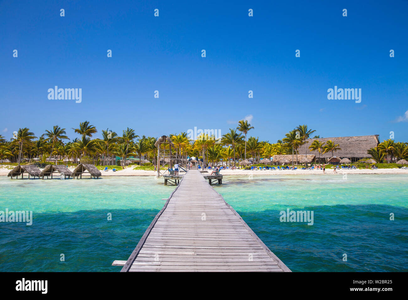 Cuba, Jardines del Rey, Cayo Guillermo, Playa El Paso, molo in legno che conduce al Melia Hotel Foto Stock