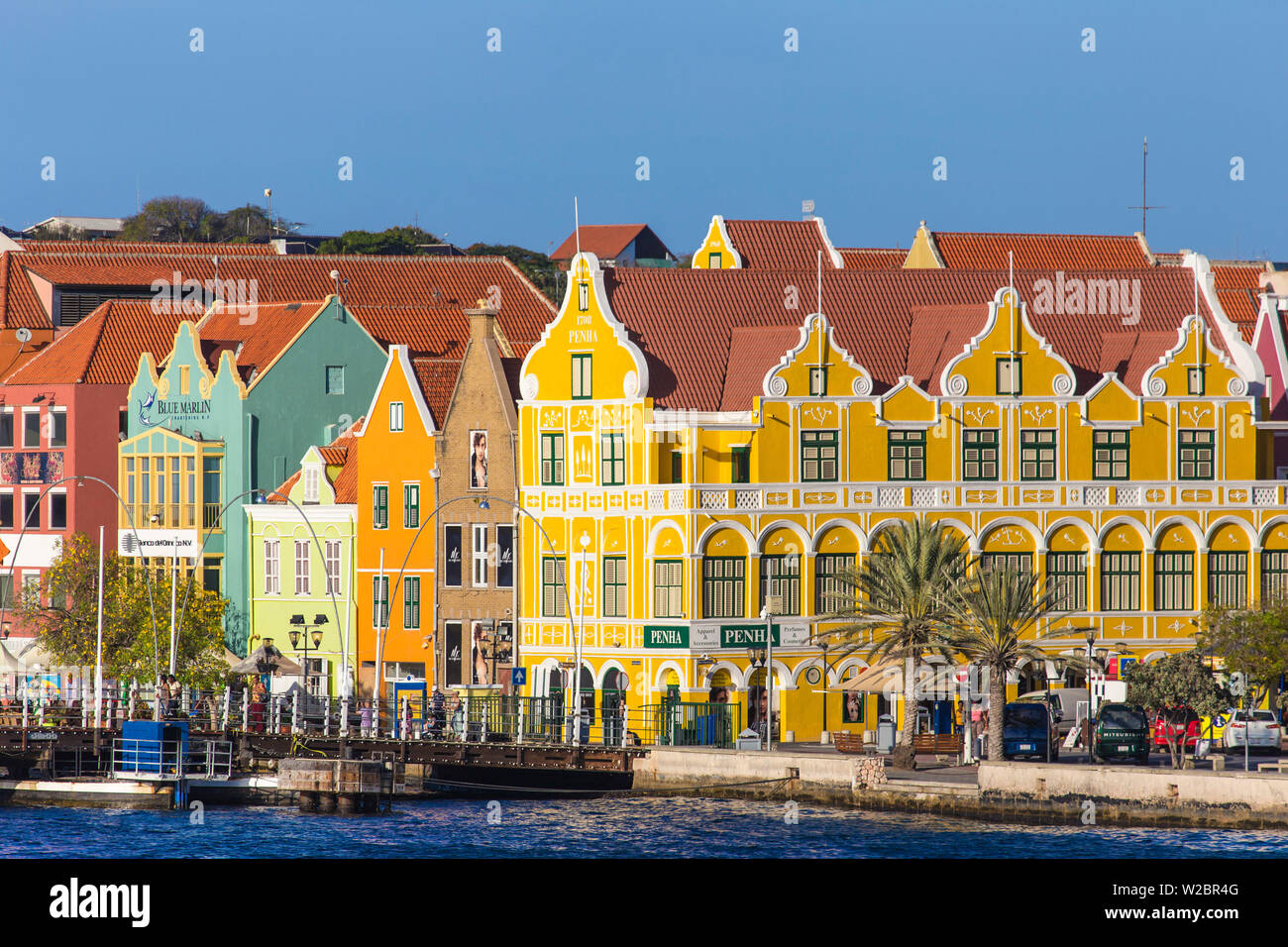Curacao Willemstad, Queen Emma bridge pontone e coloniali case mercantili fodera Handelskade lungo Punda il waterfront Foto Stock