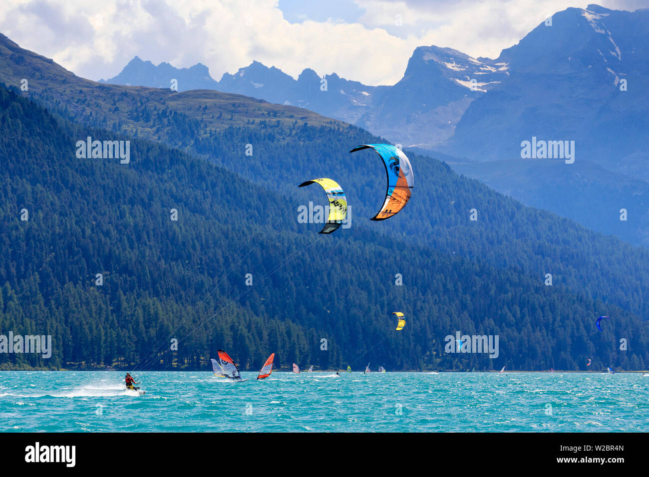 La Svizzera, Grigioni, alta Engadina, San Moritz, sport acquatici sul lago di Silvaplana Foto Stock