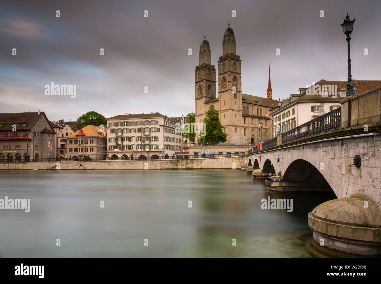 Fiume Limmat e chiesa Grossmunster, Zurigo, Svizzera Foto Stock