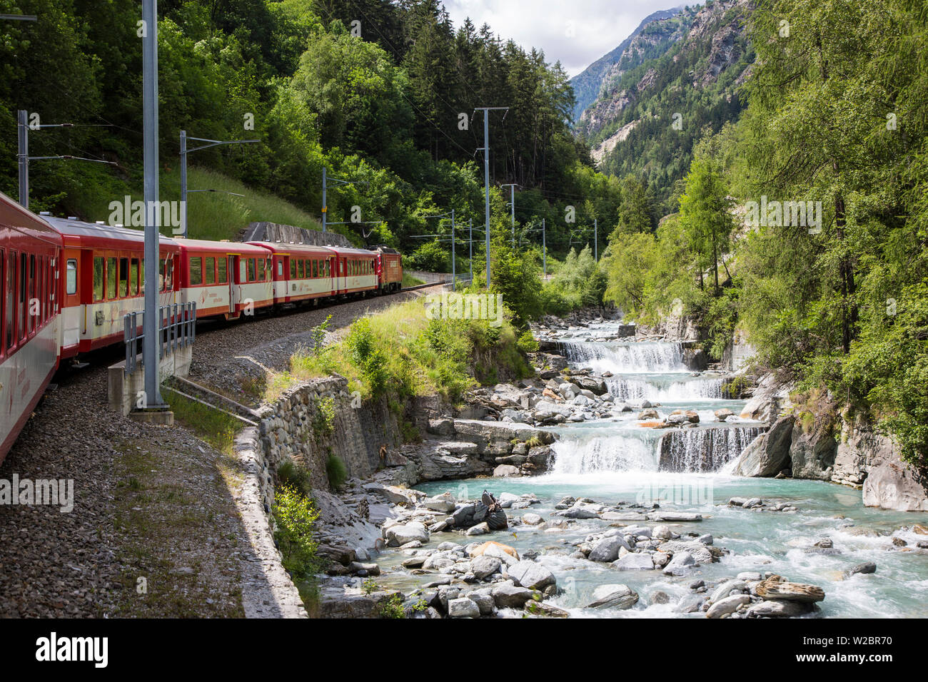 Treno Glacier Express salendo verso Zermatt, Vallese, Svizzera Foto Stock