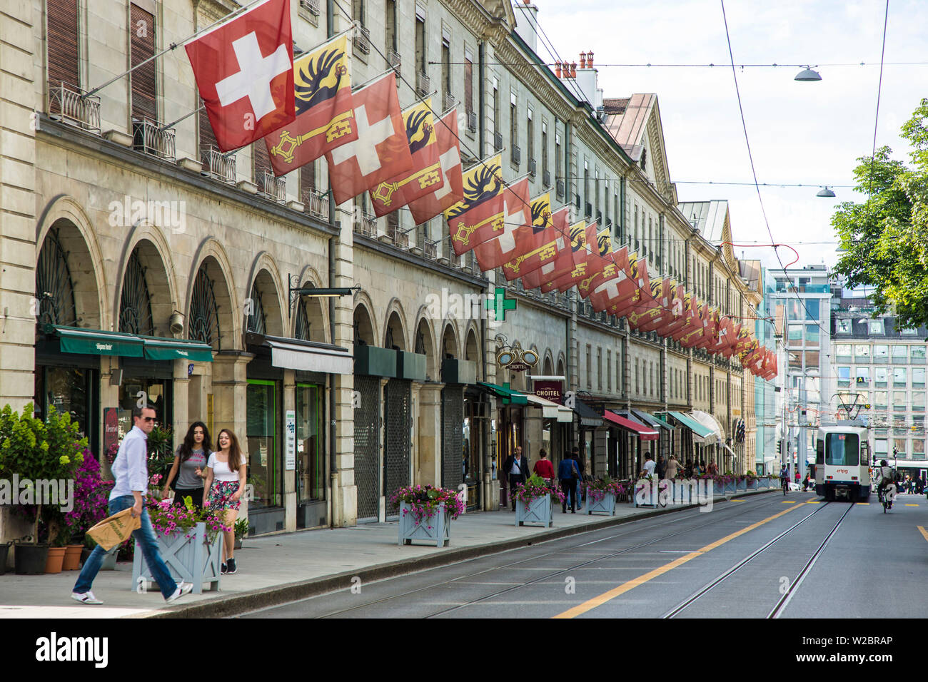 Il tram su Rue de la Corraterie, Ginevra, Svizzera Foto Stock