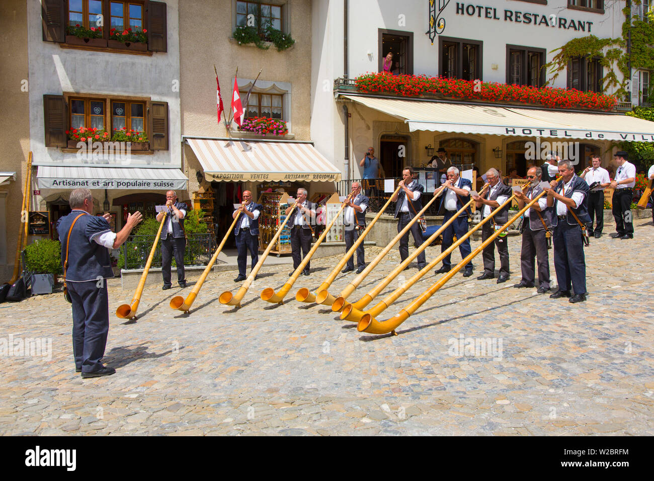 Gli uomini che giocano i corni di montagna, Gruyeres, Canton Friburgo, Svizzera Foto Stock