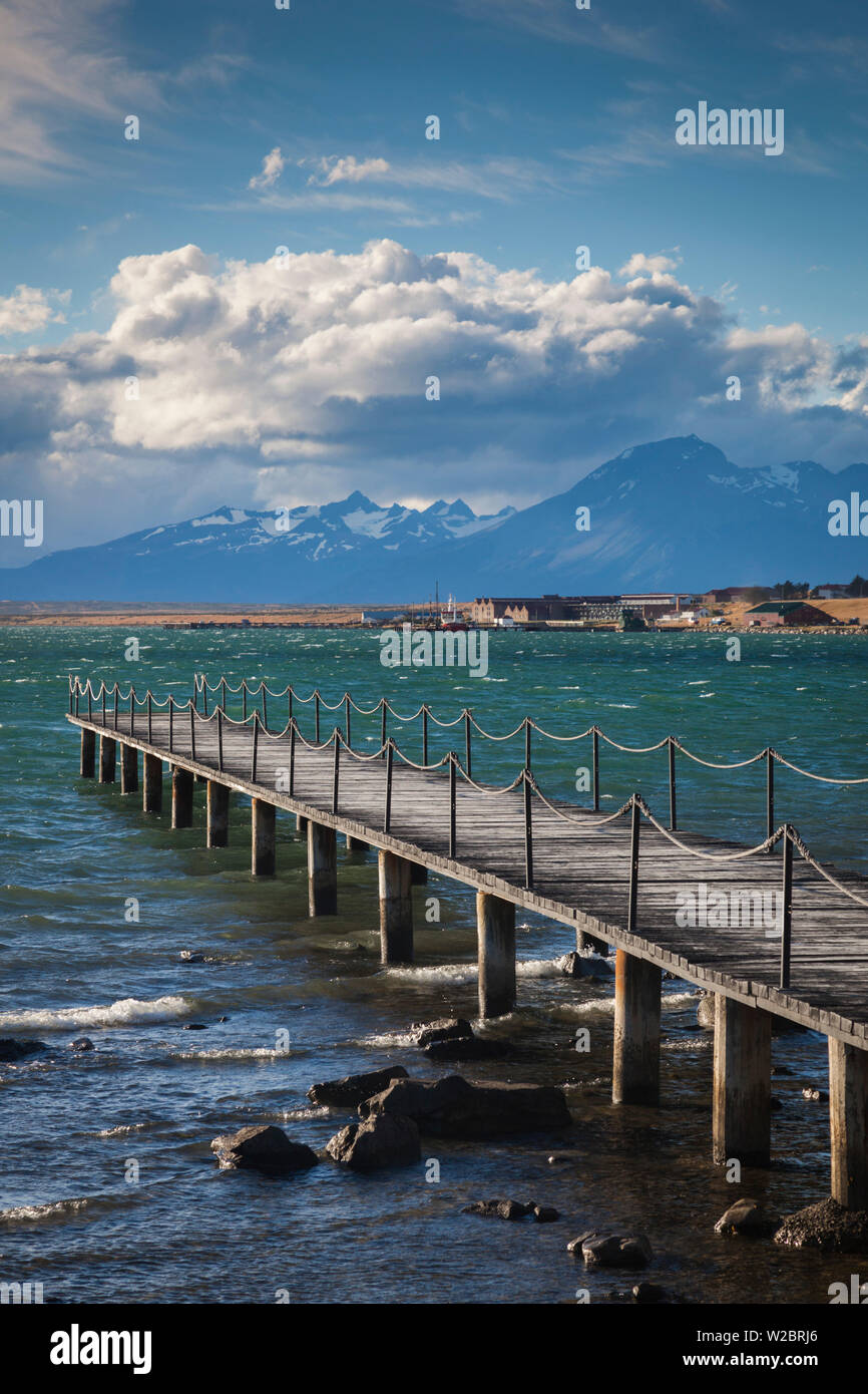 Il Cile, regione di Magallanes, Puerto Natales, Seno Ultima Esperanza bay, pier a Puerto Bories Foto Stock