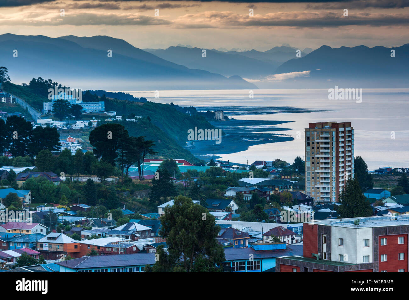 Il Cile, Los Lagos Regione, Puerto Montt, elevati vista città Foto Stock