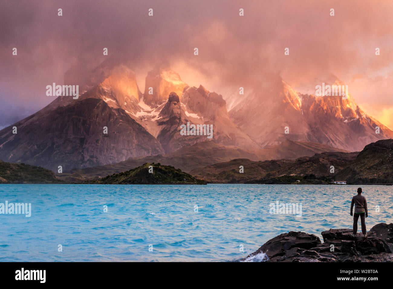 Il Cile, Patagonia, parco nazionale Torres del Paine (Sito UNESCO), Cuernos del Paine picchi e lago Pehoe (MR) Foto Stock