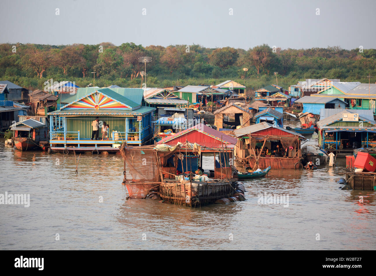 Cambogia, Lago Tonle Sap, Chong Kneas villaggi galleggianti Foto Stock