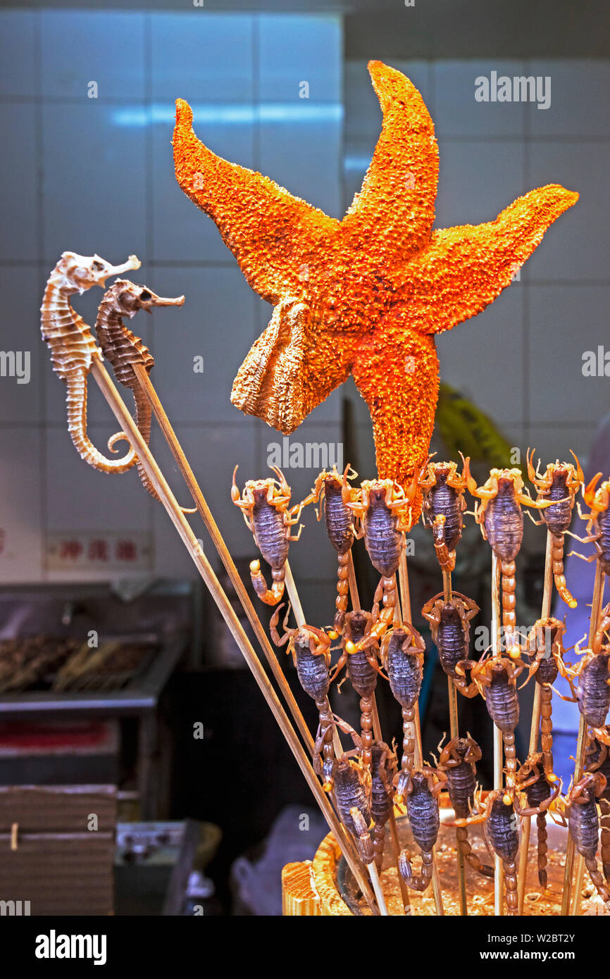 Cina, Pechino, Scorpians e Starfish su spiedini per vendita in Wangfujing Street, il mercato notturno Foto Stock