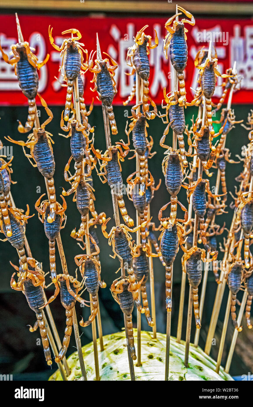 Cina, Pechino, Wangfujing Street, Snack Street Market Scorpians vendita su spiedini Foto Stock