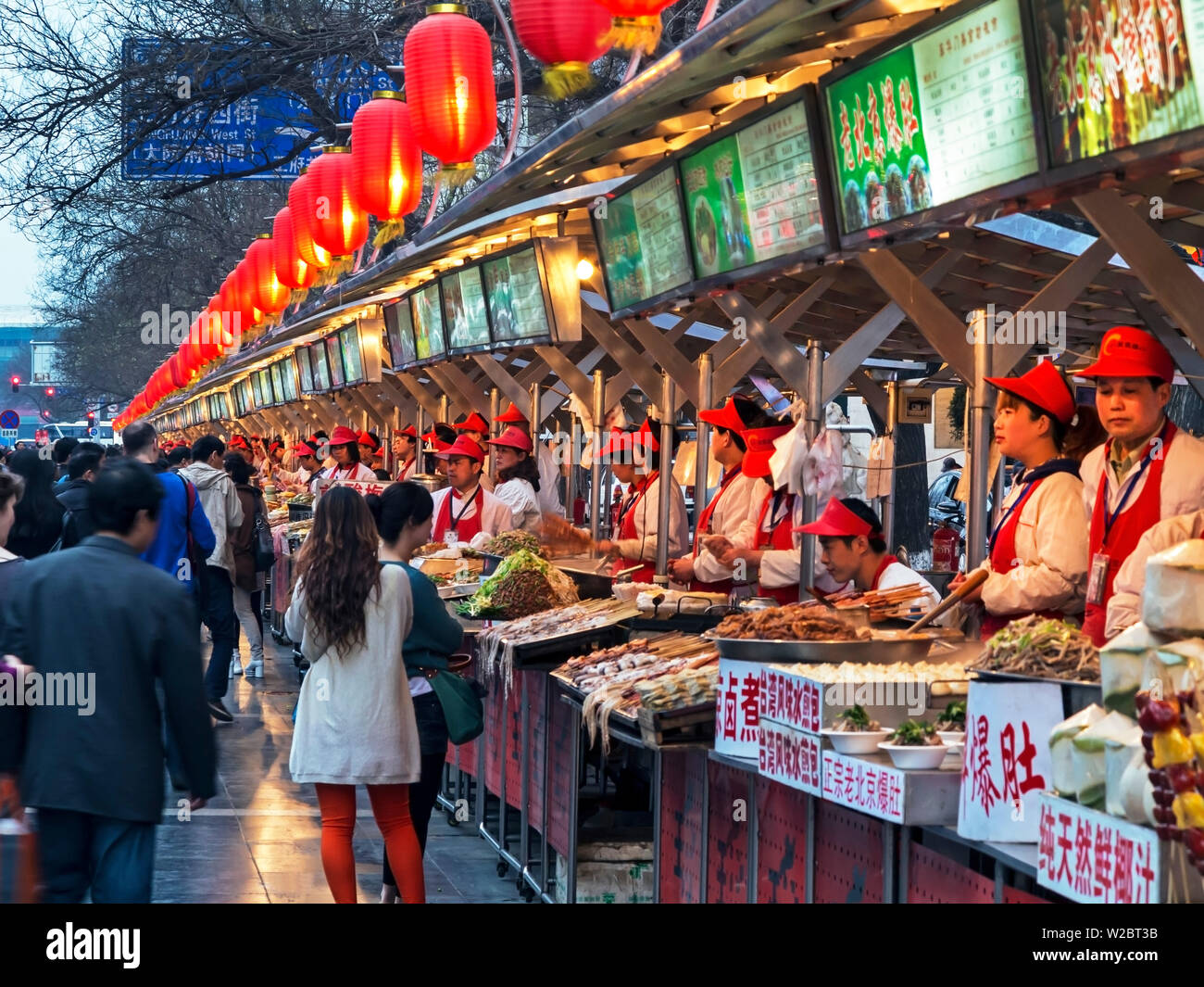 Il cibo si spegne al Donganmen notte mercato alimentare vicino Wangfuging Dajie, Pechino, Cina Foto Stock