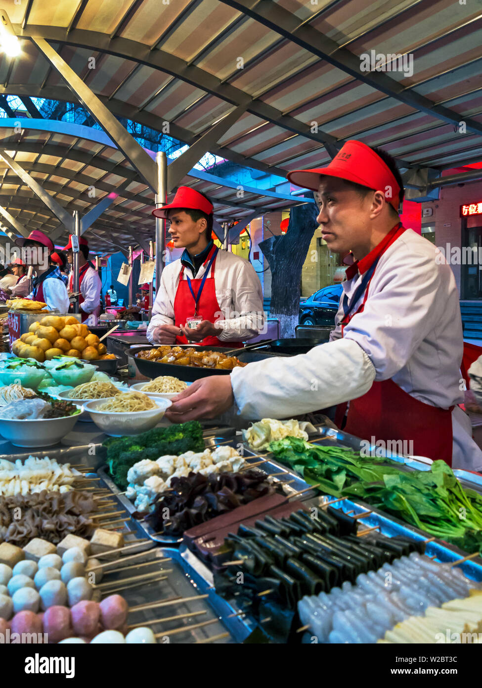 Il cibo si spegne al Donganmen notte mercato alimentare vicino Wangfuging Dajie, Pechino, Cina Foto Stock