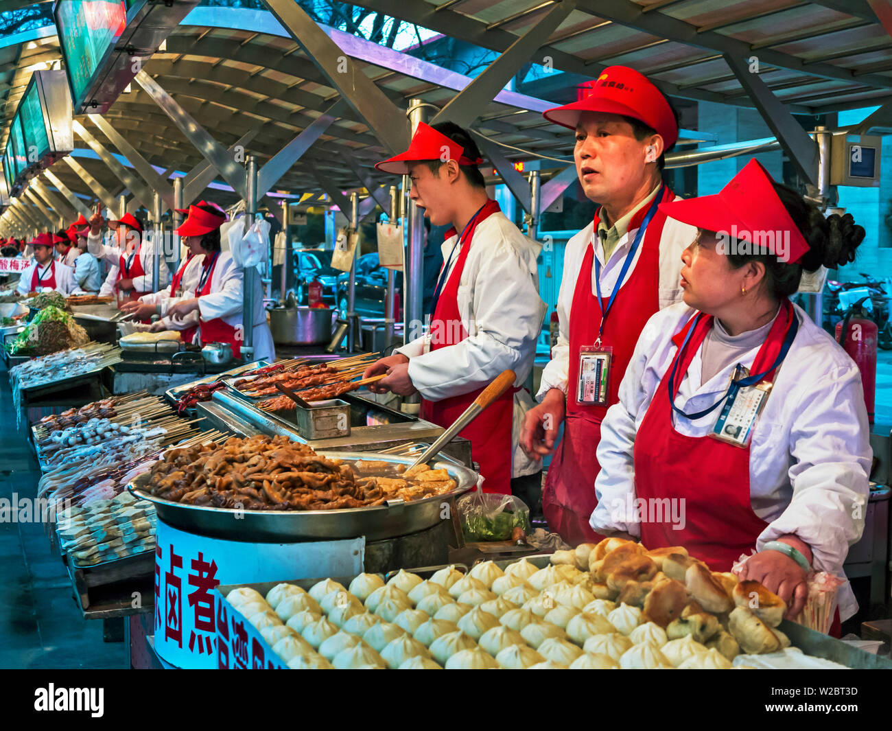 Il cibo si spegne al Donganmen notte mercato alimentare vicino Wangfuging Dajie, Pechino, Cina Foto Stock