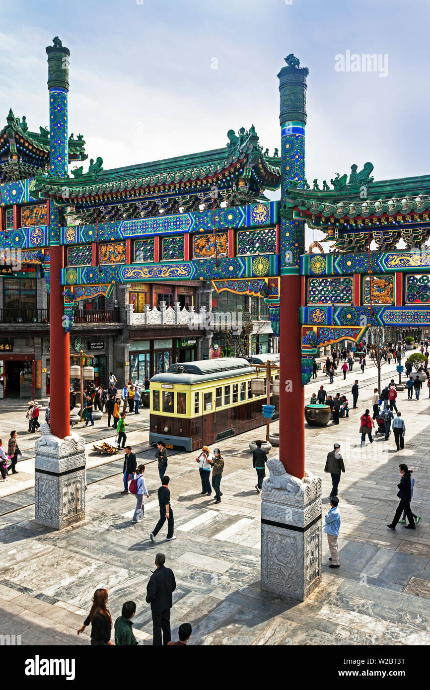 Cina, Pechino, nuova costruzione storicamente tradizionali a tema street per i turisti a Qianmen Foto Stock