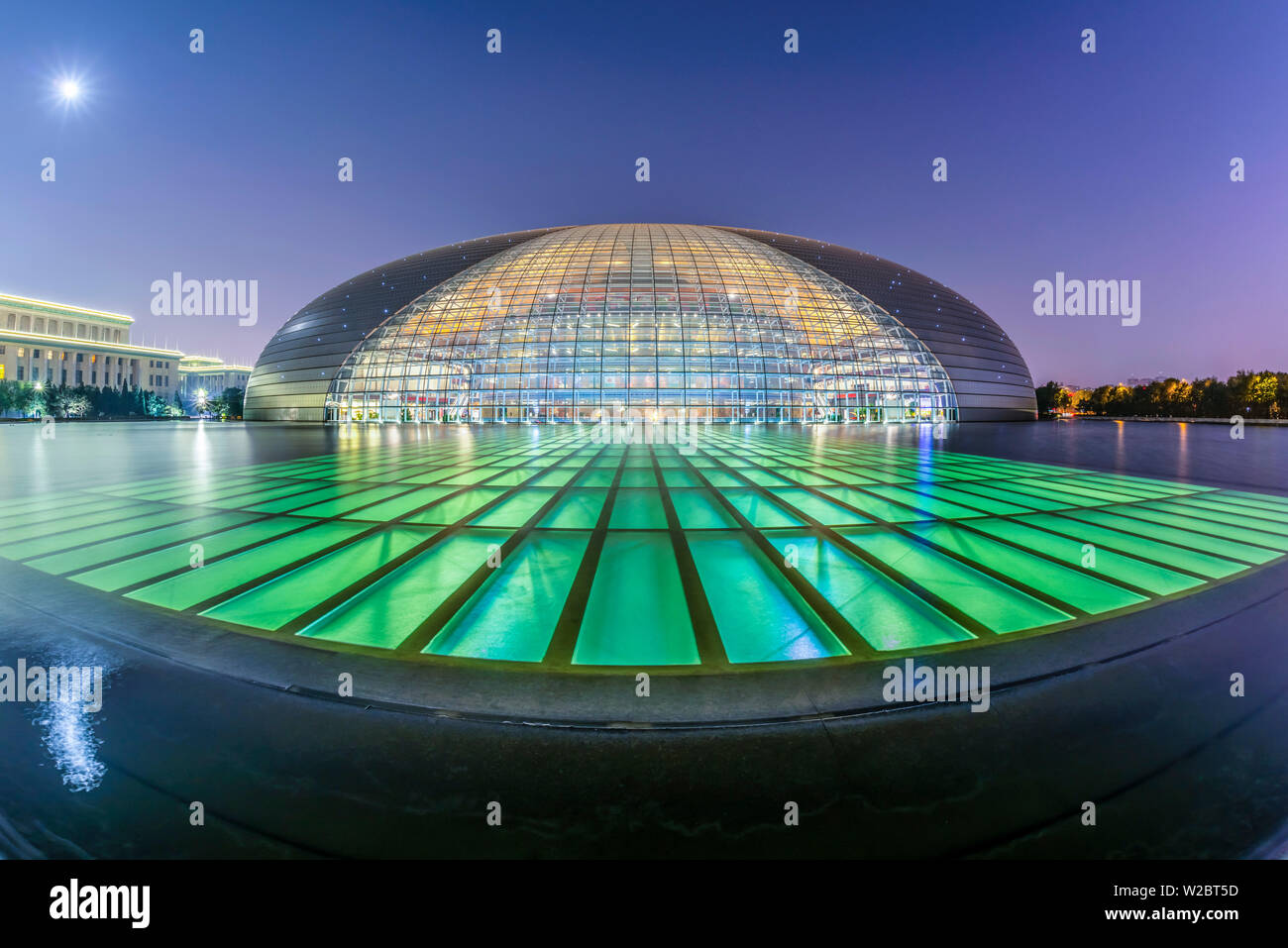 Cina, Pechino, Centro Nazionale per le Arti dello spettacolo o National Grand Theatre, noto come il gigantesco uovo da architetto Paul Andreu Foto Stock