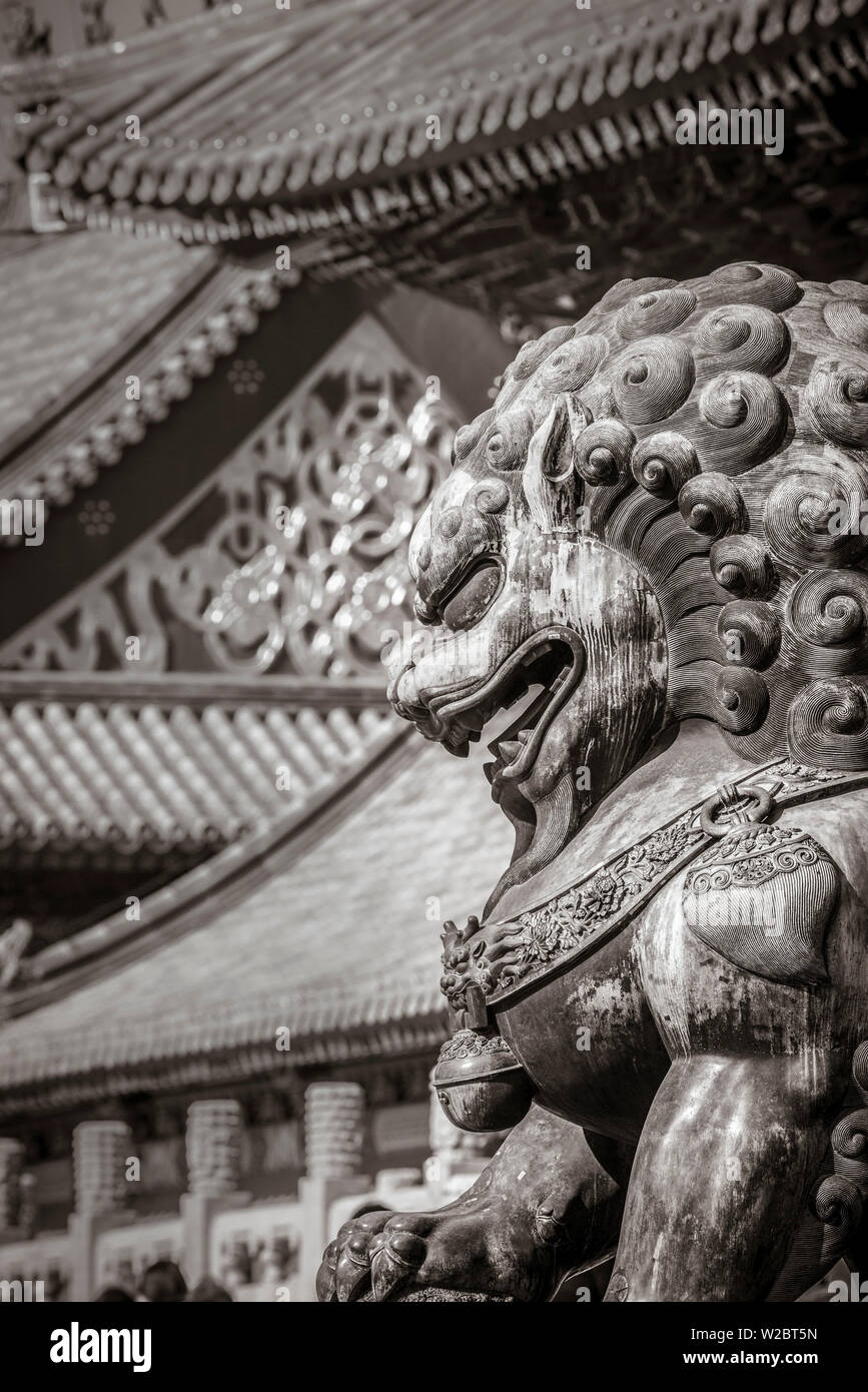 Cina, Pechino, Città Proibita, Lion fuori del cancello della suprema armonia Foto Stock