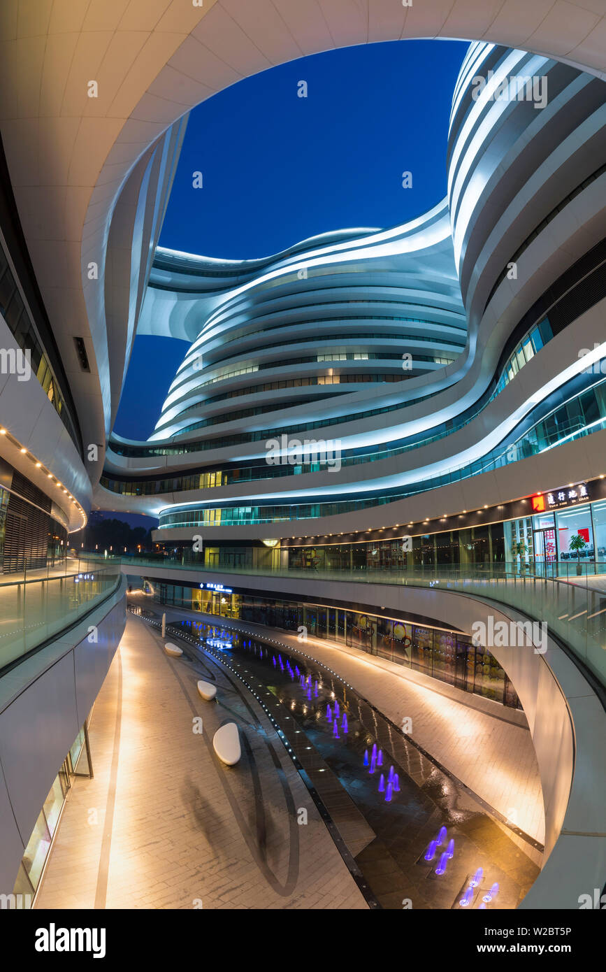 Cina, Pechino, Chaoyangmen South Street, Galaxy SOHO dell'architetto Zaha Hadid Foto Stock