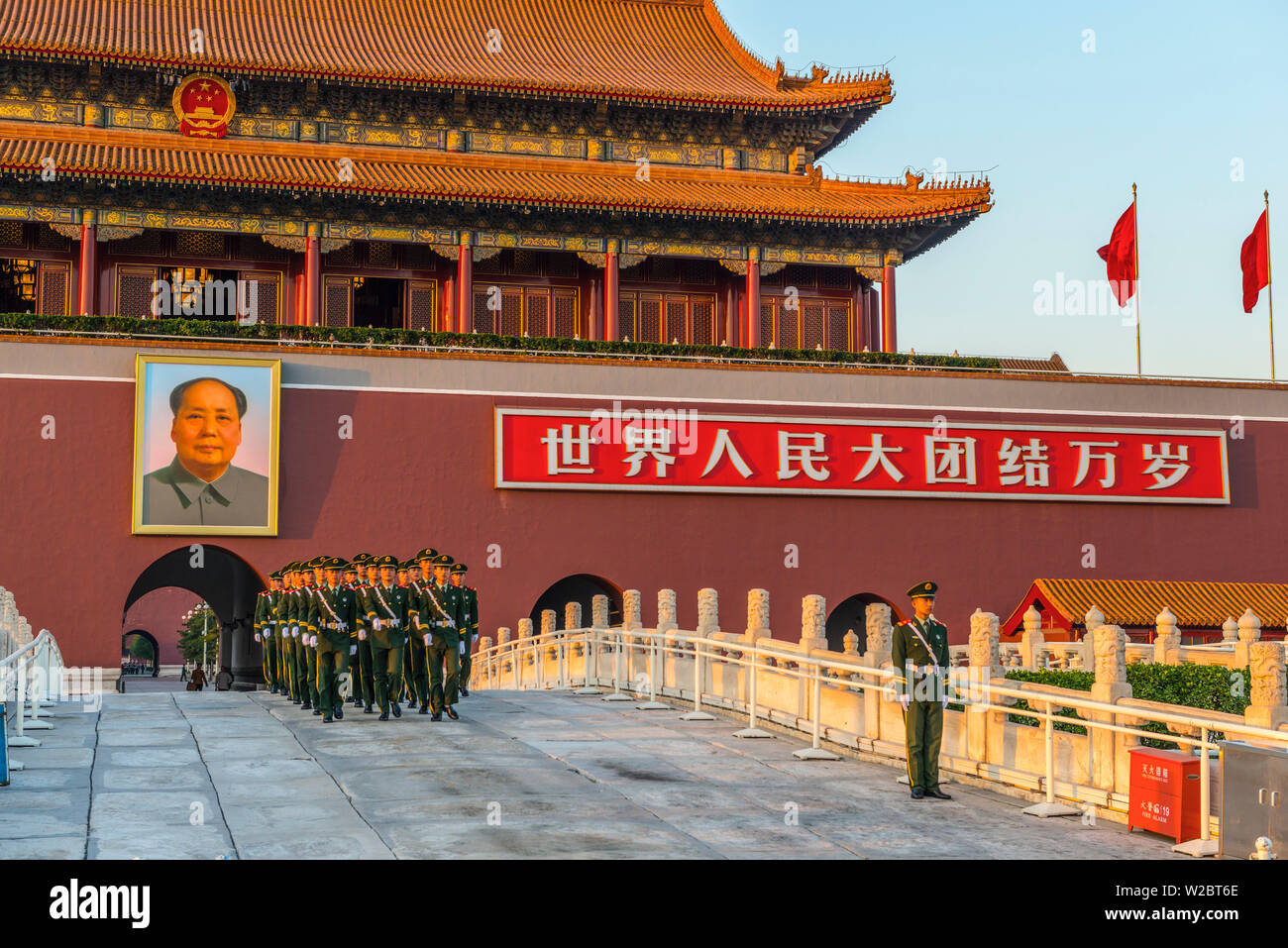 Cina, Pechino, Piazza Tiananmen, la Città Proibita, la Porta della Pace Celeste con il Presidente Mao ritratto Foto Stock