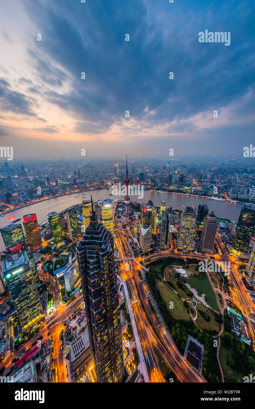 Cina, Shanghai, vista sul Quartiere Finanziario di Pudong, Fiume Huangpu oltre Foto Stock