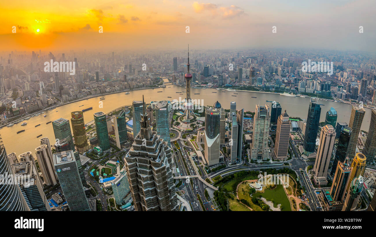 Cina, Shanghai, vista sul Quartiere Finanziario di Pudong, Fiume Huangpu oltre Foto Stock