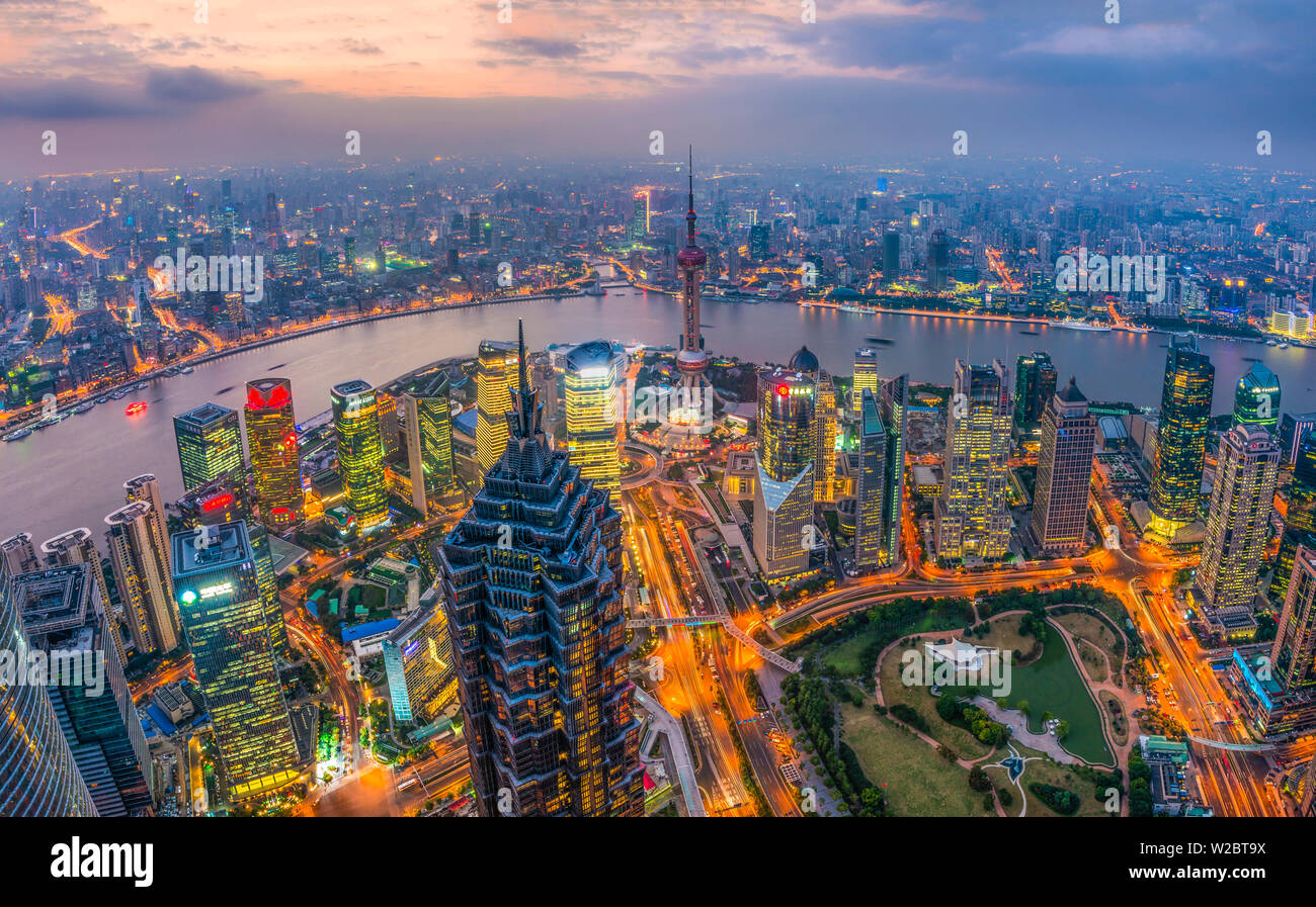 Cina, Shanghai, vista sul Quartiere Finanziario di Pudong, Fiume Huangpu oltre Foto Stock