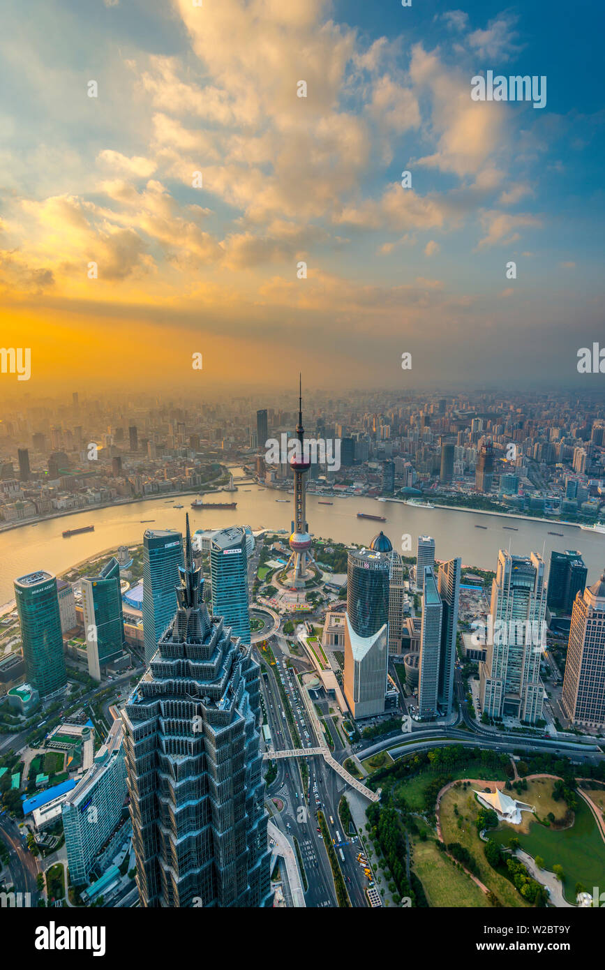 Cina, Shanghai, vista sul Quartiere Finanziario di Pudong, Fiume Huangpu oltre Foto Stock