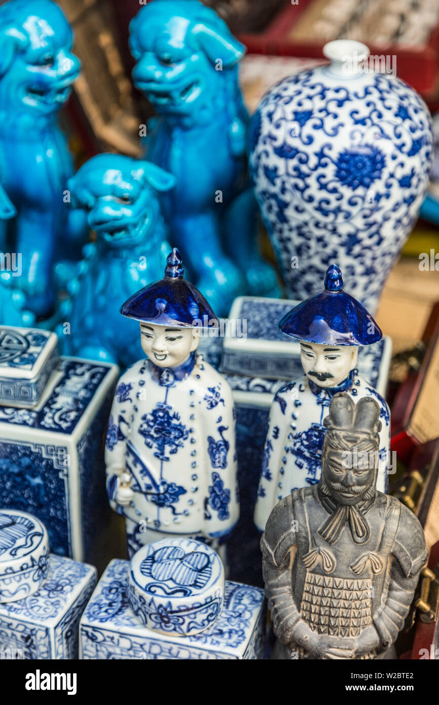 Statuette di porcellana, Dongtai Road mercatino di Antiquariato, Shanghai, Cina Foto Stock