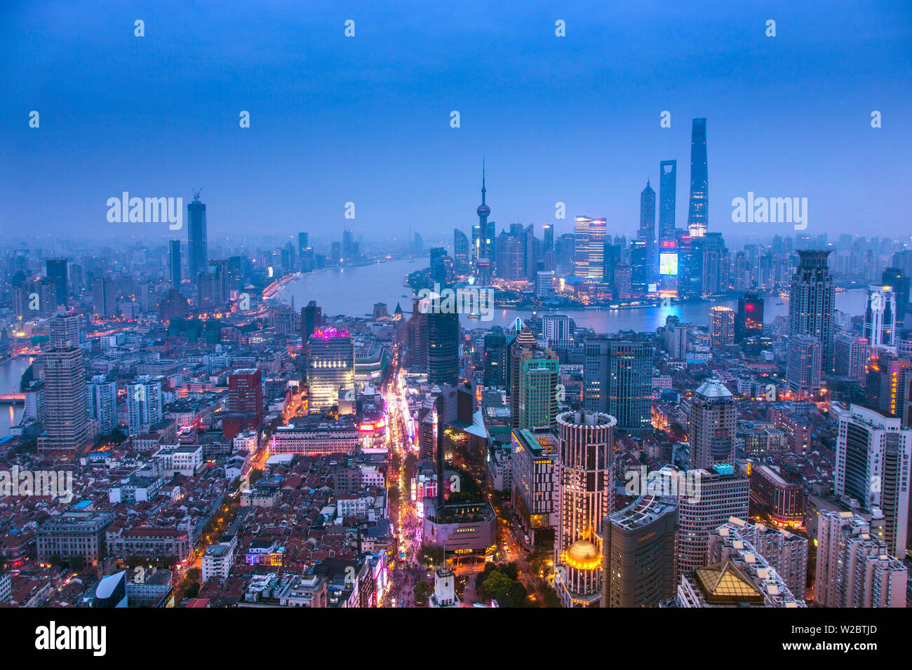 Lo skyline di Pudong e East Nanjing Road, Shanghai, Cina Foto Stock